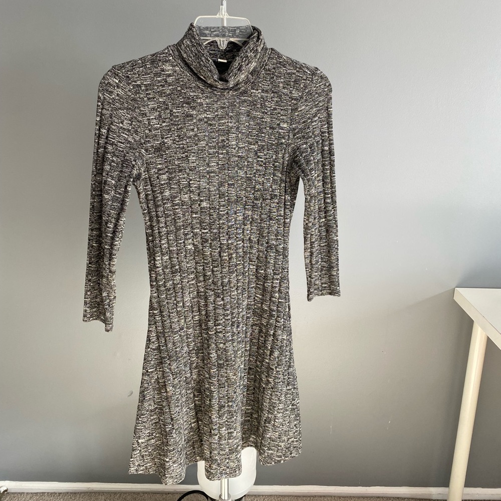 3/4 SLEEVE TURTLENECK MINI SWEATER STRESS KEYHOLE BACK